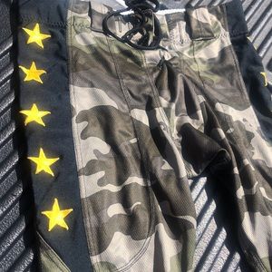 New unlabeled Mens NFL/Football Uniform pants CAMO Stars Size XL